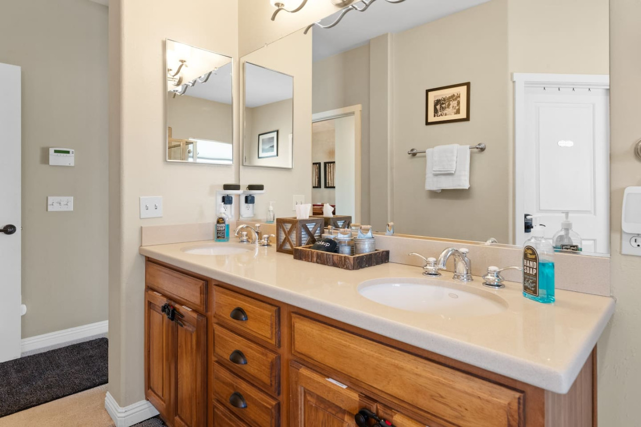 Hot Tub, Fun & Games For Families, Fenced Yard, Pet Friendly cabin in Big Bear. Maple Ridge by Rather Be Properties