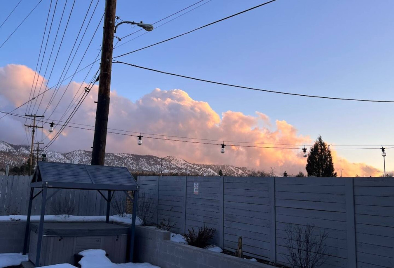 Hot Tub, Fun & Games For Families, Fenced Yard, Pet Friendly cabin in Big Bear. Maple Ridge by Rather Be Properties