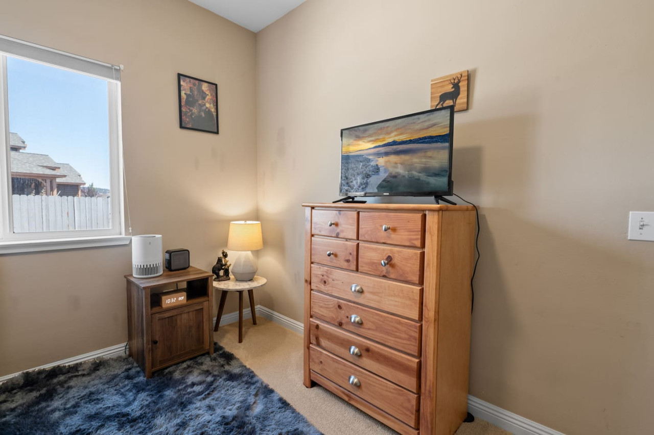 Hot Tub, Fun & Games For Families, Fenced Yard, Pet Friendly cabin in Big Bear. Maple Ridge by Rather Be Properties