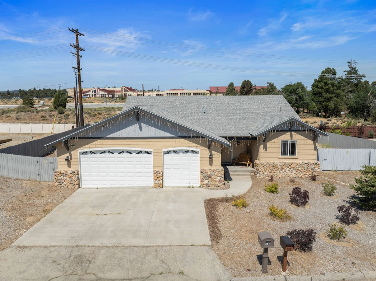 Hot Tub, Fun & Games For Families, Fenced Yard, Pet Friendly cabin in Big Bear. Maple Ridge by Rather Be Properties