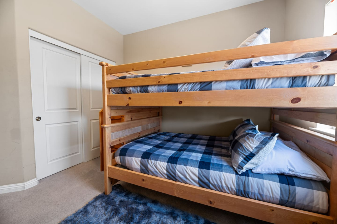 Hot Tub, Fun & Games For Families, Fenced Yard, Pet Friendly cabin in Big Bear. Maple Ridge by Rather Be Properties