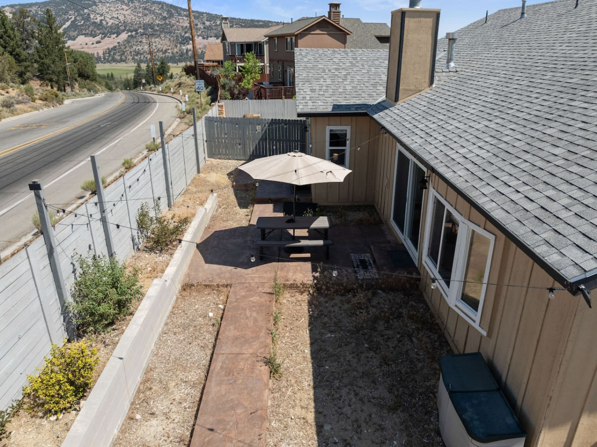 Hot Tub, Fun & Games For Families, Fenced Yard, Pet Friendly cabin in Big Bear. Maple Ridge by Rather Be Properties