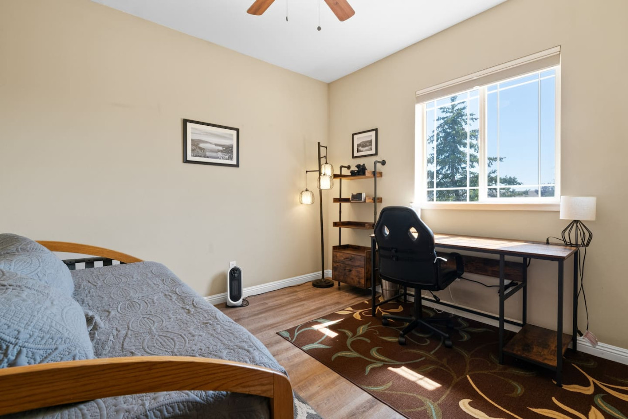 Hot Tub, Fun & Games For Families, Fenced Yard, Pet Friendly cabin in Big Bear. Maple Ridge by Rather Be Properties