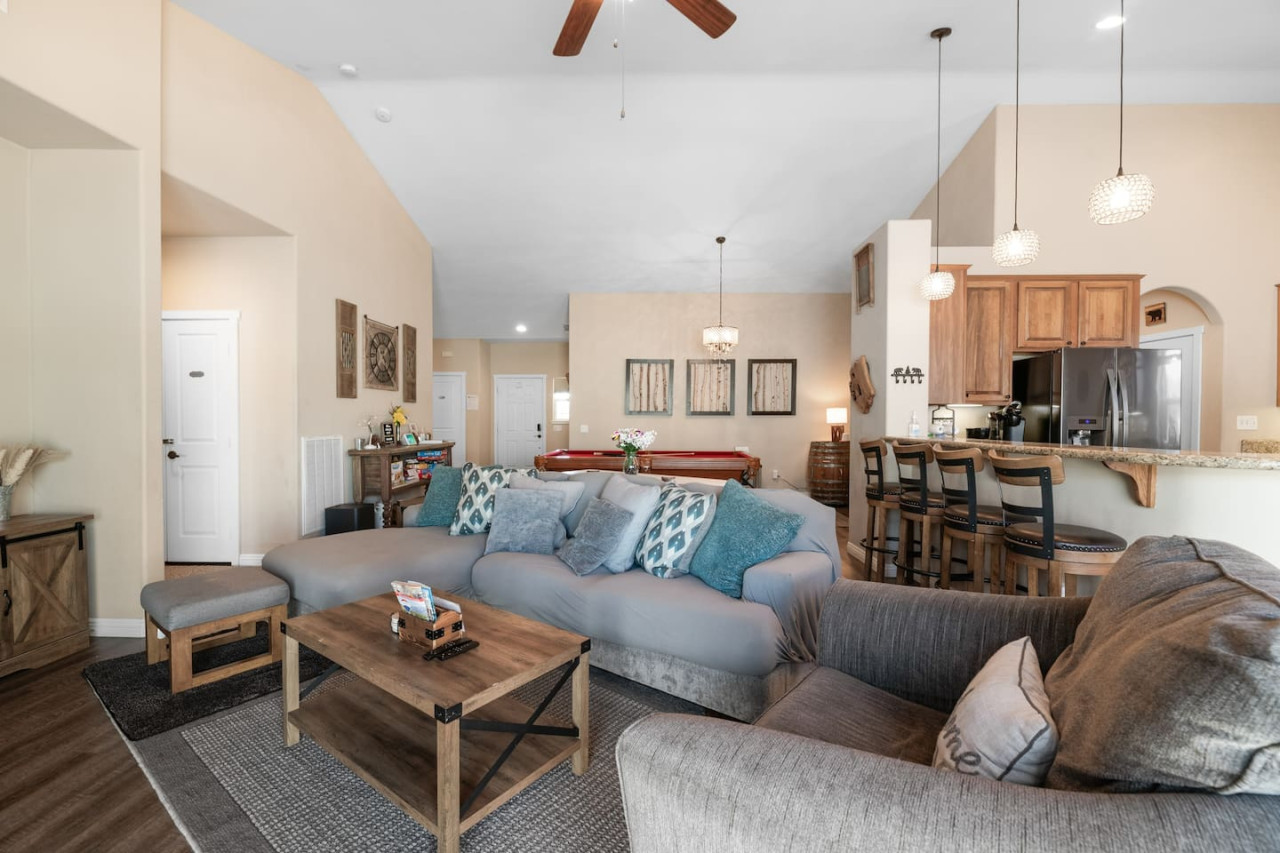 Hot Tub, Fun & Games For Families, Fenced Yard, Pet Friendly cabin in Big Bear. Maple Ridge by Rather Be Properties