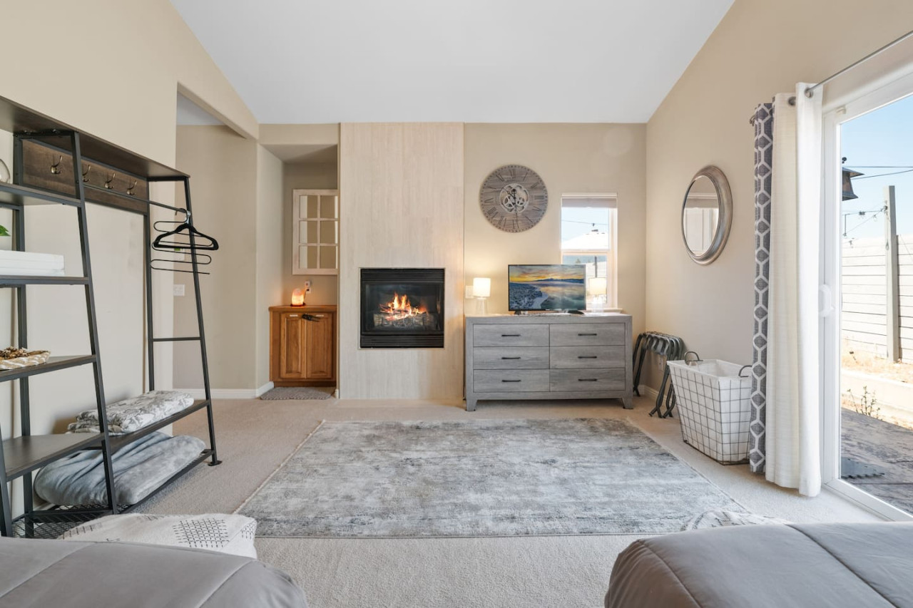 Hot Tub, Fun & Games For Families, Fenced Yard, Pet Friendly cabin in Big Bear. Maple Ridge by Rather Be Properties