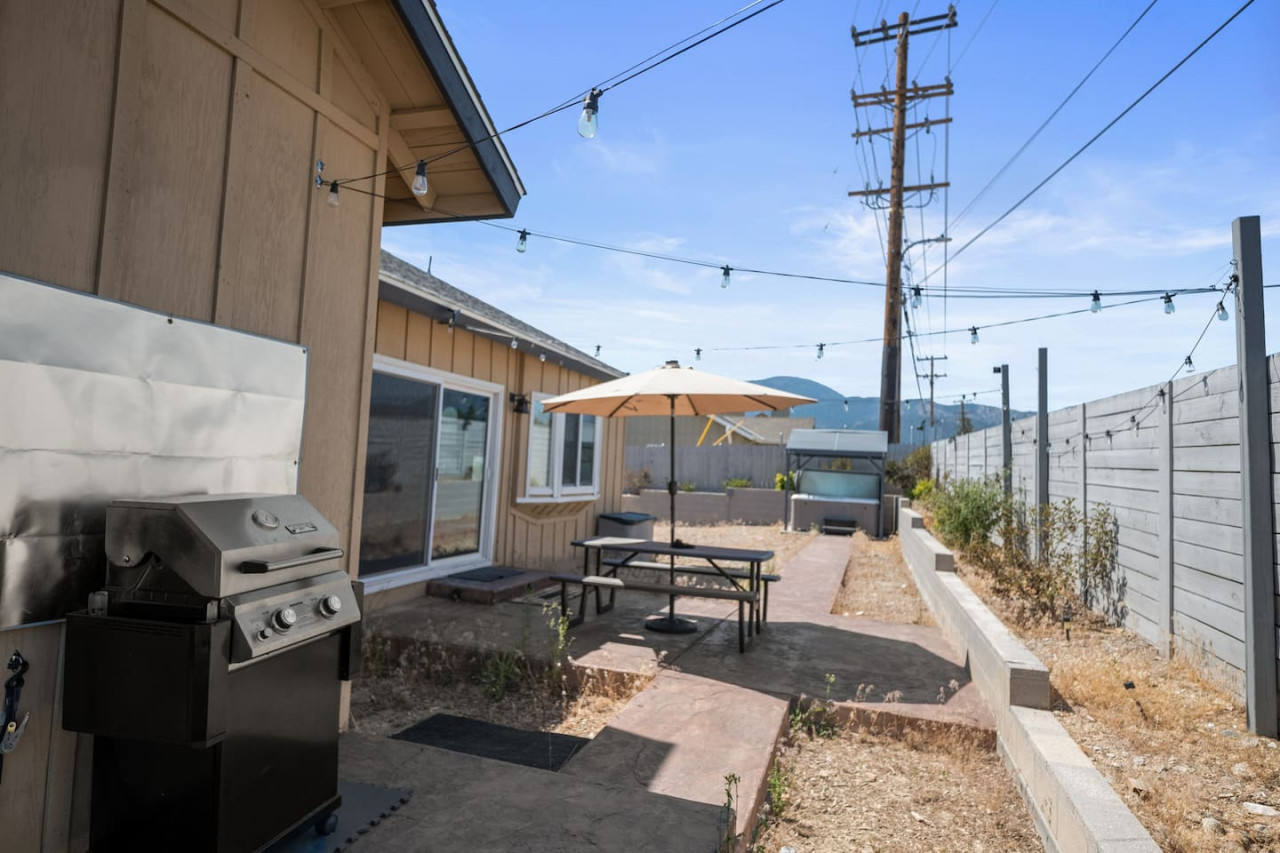 Hot Tub, Fun & Games For Families, Fenced Yard, Pet Friendly cabin in Big Bear. Maple Ridge by Rather Be Properties