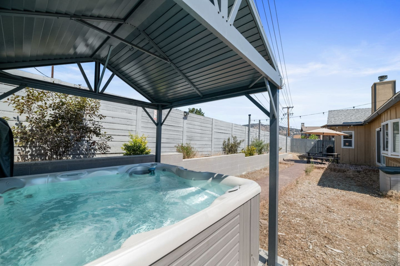 Hot Tub, Fun & Games For Families, Fenced Yard, Pet Friendly cabin in Big Bear. Maple Ridge by Rather Be Properties