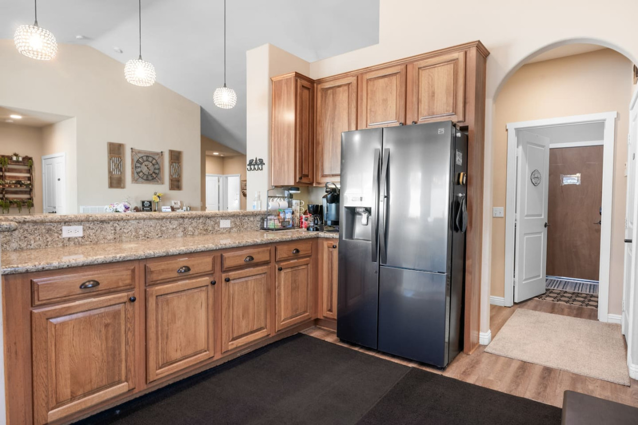 Hot Tub, Fun & Games For Families, Fenced Yard, Pet Friendly cabin in Big Bear. Maple Ridge by Rather Be Properties