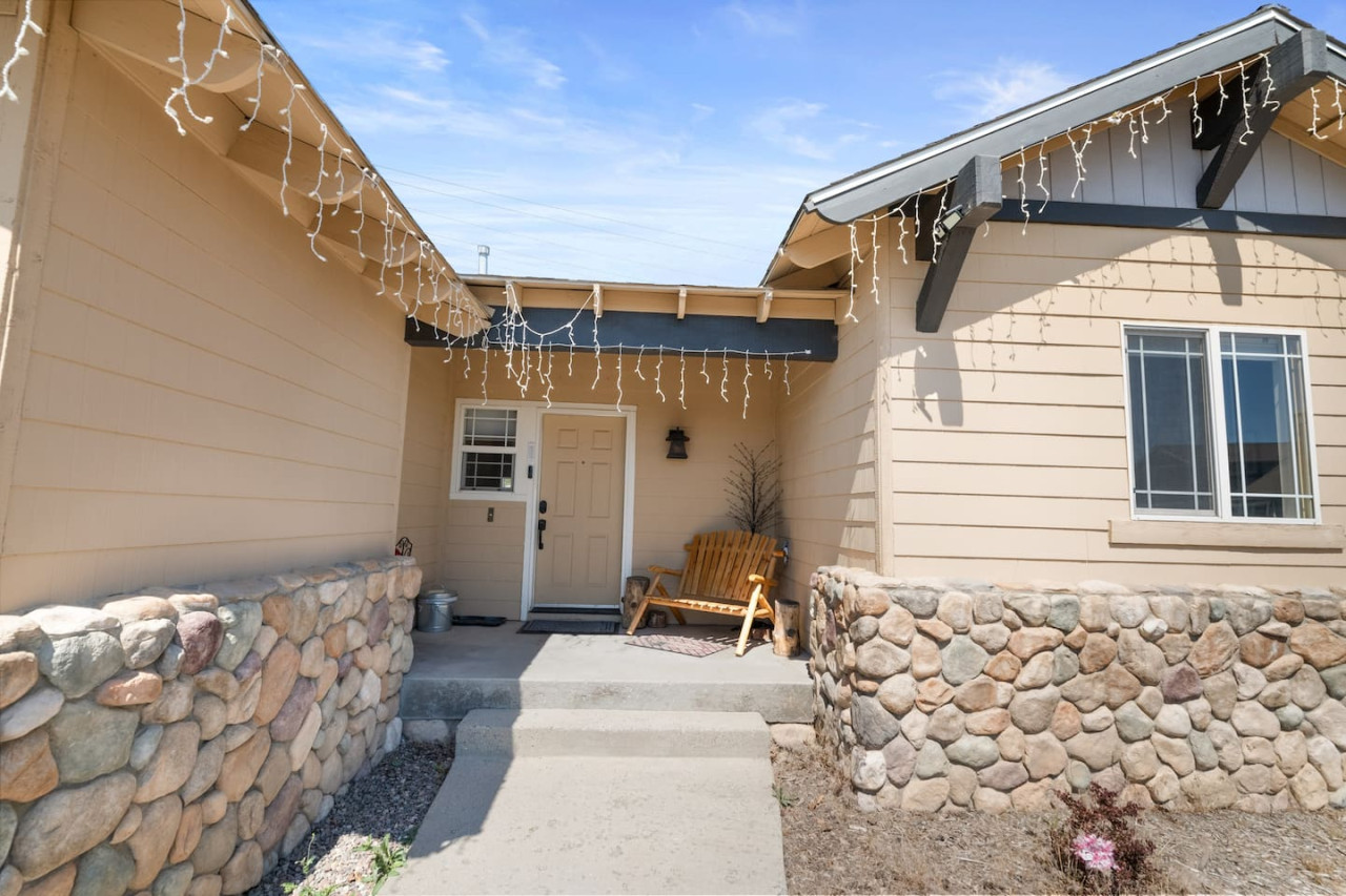 Hot Tub, Fun & Games For Families, Fenced Yard, Pet Friendly cabin in Big Bear. Maple Ridge by Rather Be Properties