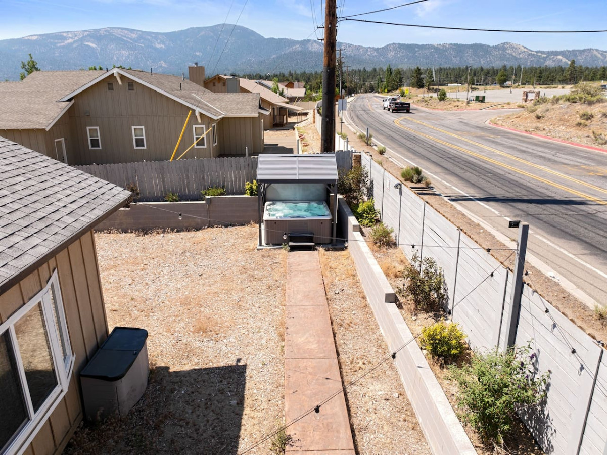 Hot Tub, Fun & Games For Families, Fenced Yard, Pet Friendly cabin in Big Bear. Maple Ridge by Rather Be Properties