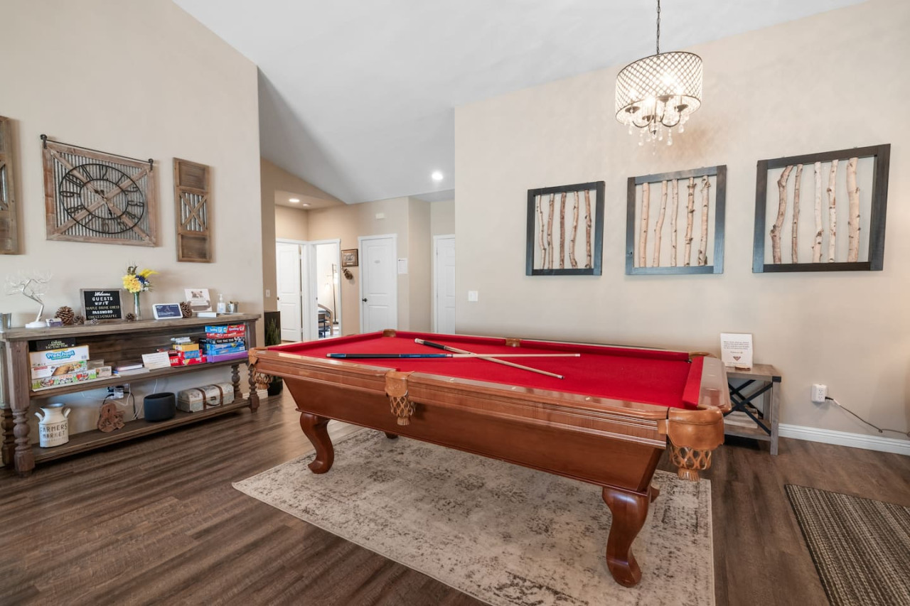 Hot Tub, Fun & Games For Families, Fenced Yard, Pet Friendly cabin in Big Bear. Maple Ridge by Rather Be Properties