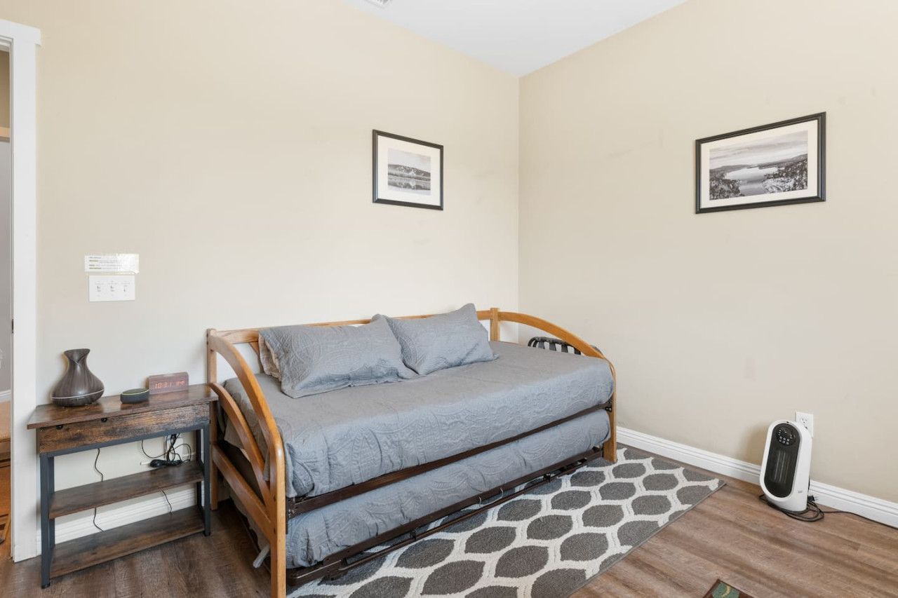 Hot Tub, Fun & Games For Families, Fenced Yard, Pet Friendly cabin in Big Bear. Maple Ridge by Rather Be Properties