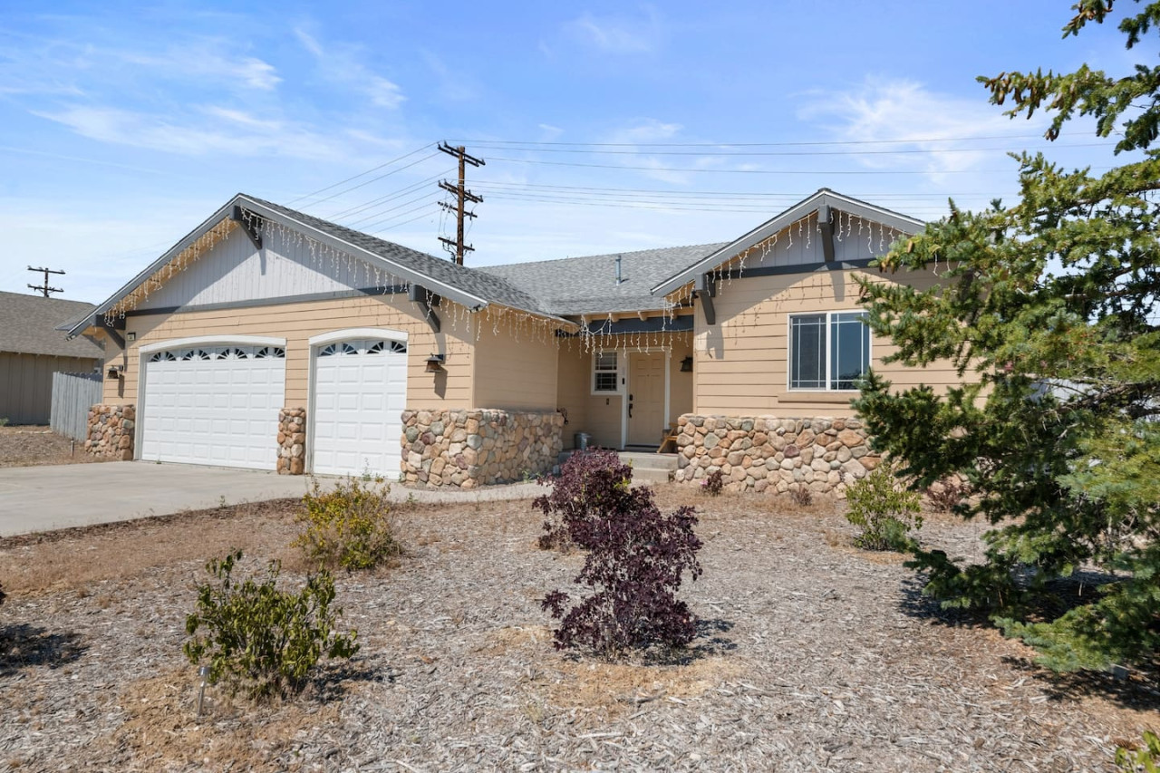 Hot Tub, Fun & Games For Families, Fenced Yard, Pet Friendly cabin in Big Bear. Maple Ridge by Rather Be Properties