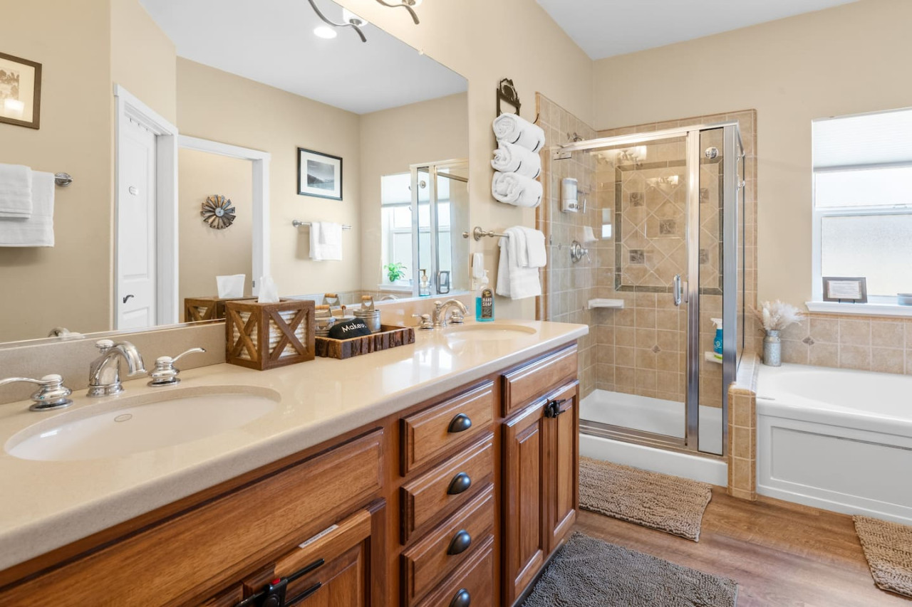 Hot Tub, Fun & Games For Families, Fenced Yard, Pet Friendly cabin in Big Bear. Maple Ridge by Rather Be Properties