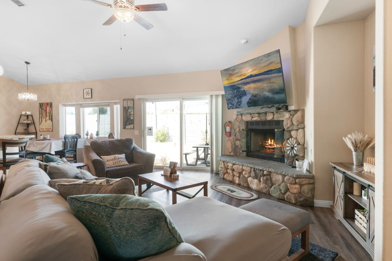 Hot Tub, Fun & Games For Families, Fenced Yard, Pet Friendly cabin in Big Bear. Maple Ridge by Rather Be Properties