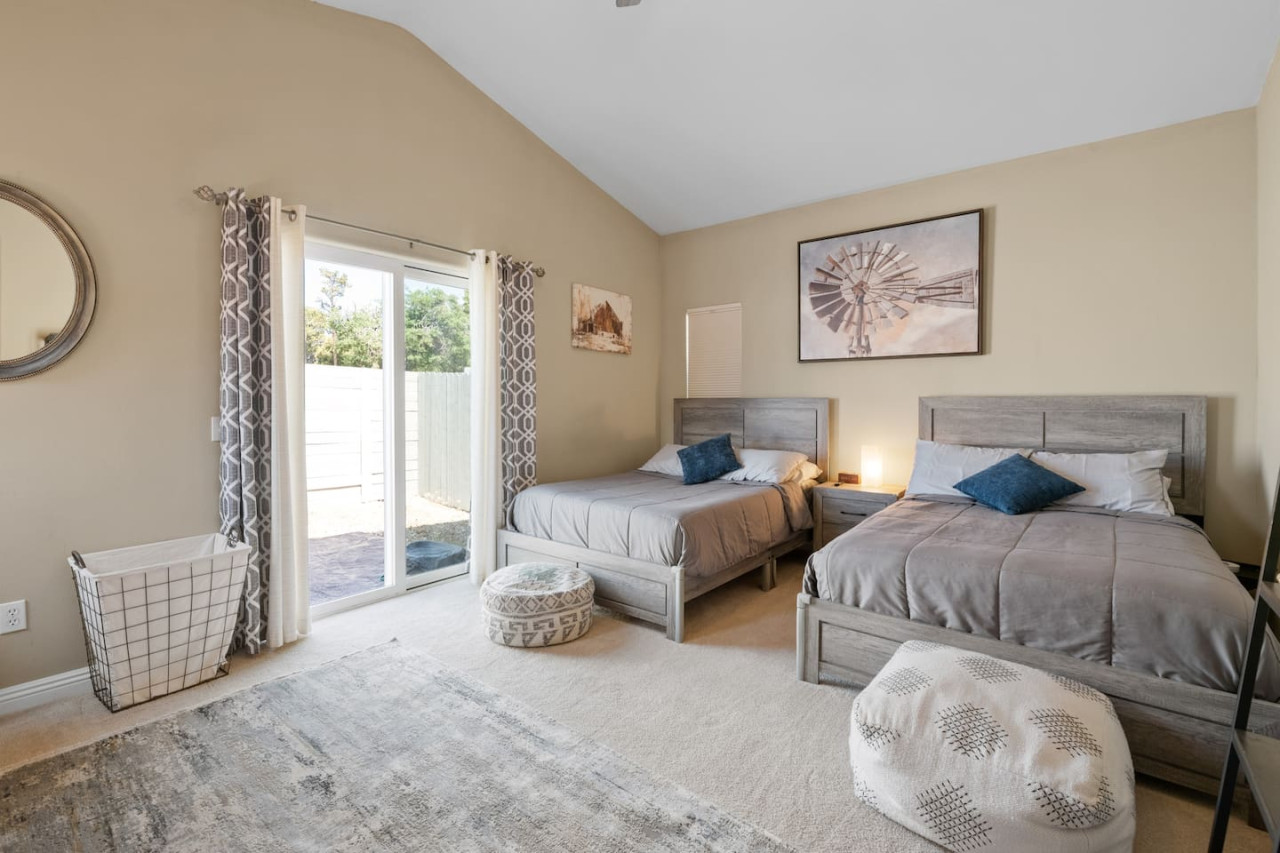 Hot Tub, Fun & Games For Families, Fenced Yard, Pet Friendly cabin in Big Bear. Maple Ridge by Rather Be Properties