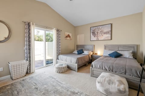 Hot Tub, Fun & Games For Families, Fenced Yard, Pet Friendly cabin in Big Bear. Maple Ridge by Rather Be Properties