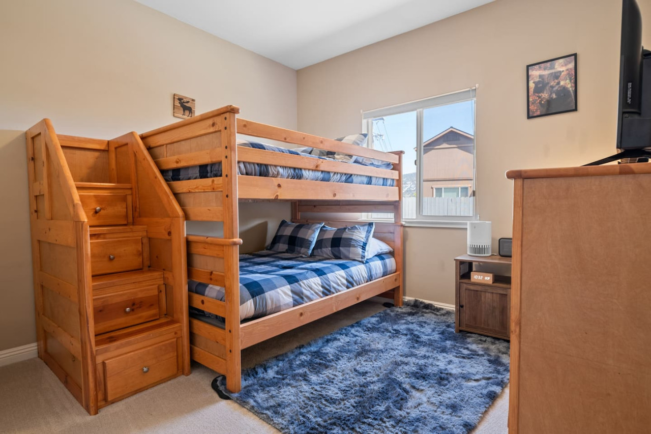 Hot Tub, Fun & Games For Families, Fenced Yard, Pet Friendly cabin in Big Bear. Maple Ridge by Rather Be Properties