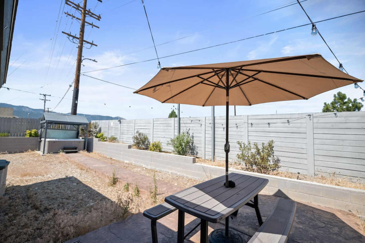 Hot Tub, Fun & Games For Families, Fenced Yard, Pet Friendly cabin in Big Bear. Maple Ridge by Rather Be Properties