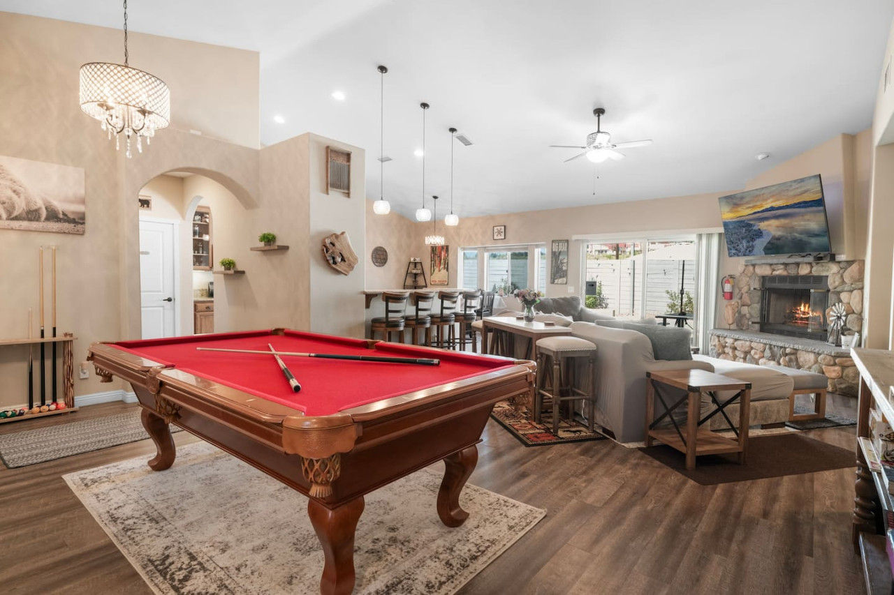 Hot Tub, Fun & Games For Families, Fenced Yard, Pet Friendly cabin in Big Bear. Maple Ridge by Rather Be Properties