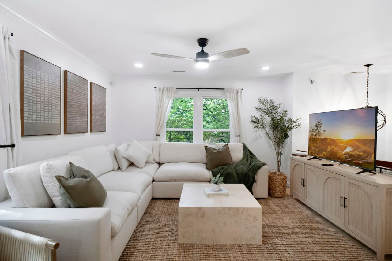 Brandyapple Retreat, Split Level Home with Fully Fenced Yard in Raleigh by Rather Be Properties