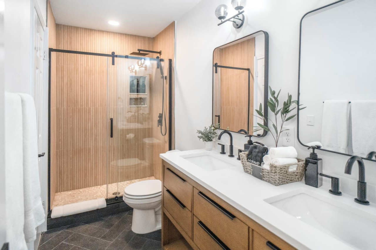 Brandyapple Retreat, Split Level Home with Fully Fenced Yard in Raleigh by Rather Be Properties