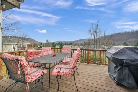 Redroof Ellicottville Chalet sauna 8' hot tub