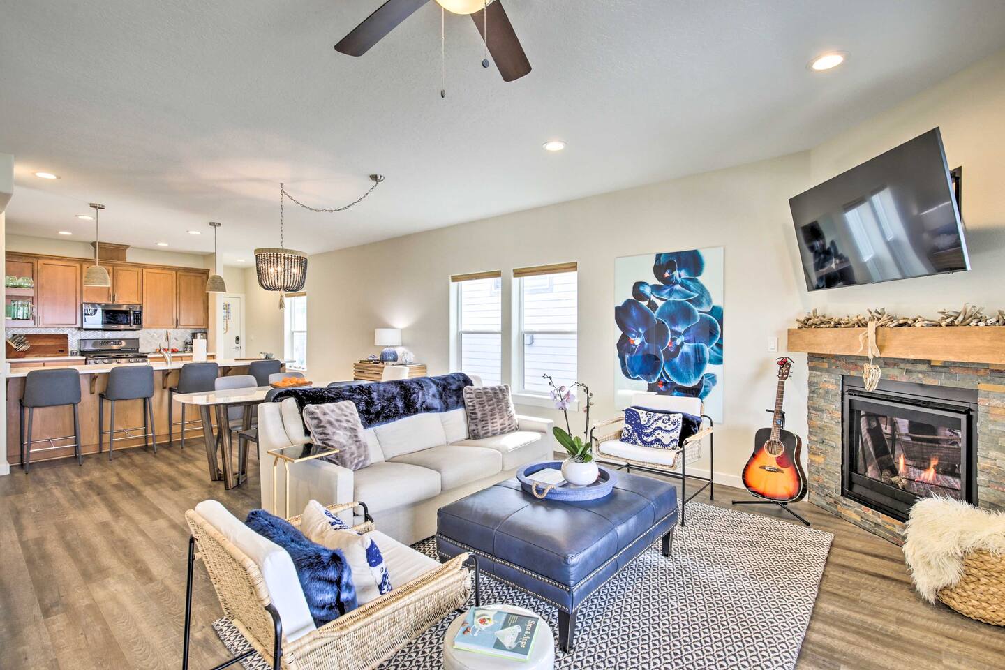 Living Room | Smart TV | Fireplace