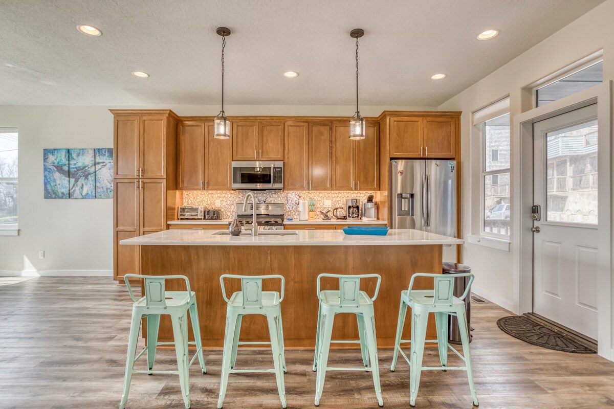 Whale Tale & Arcade-Breakfast Bar