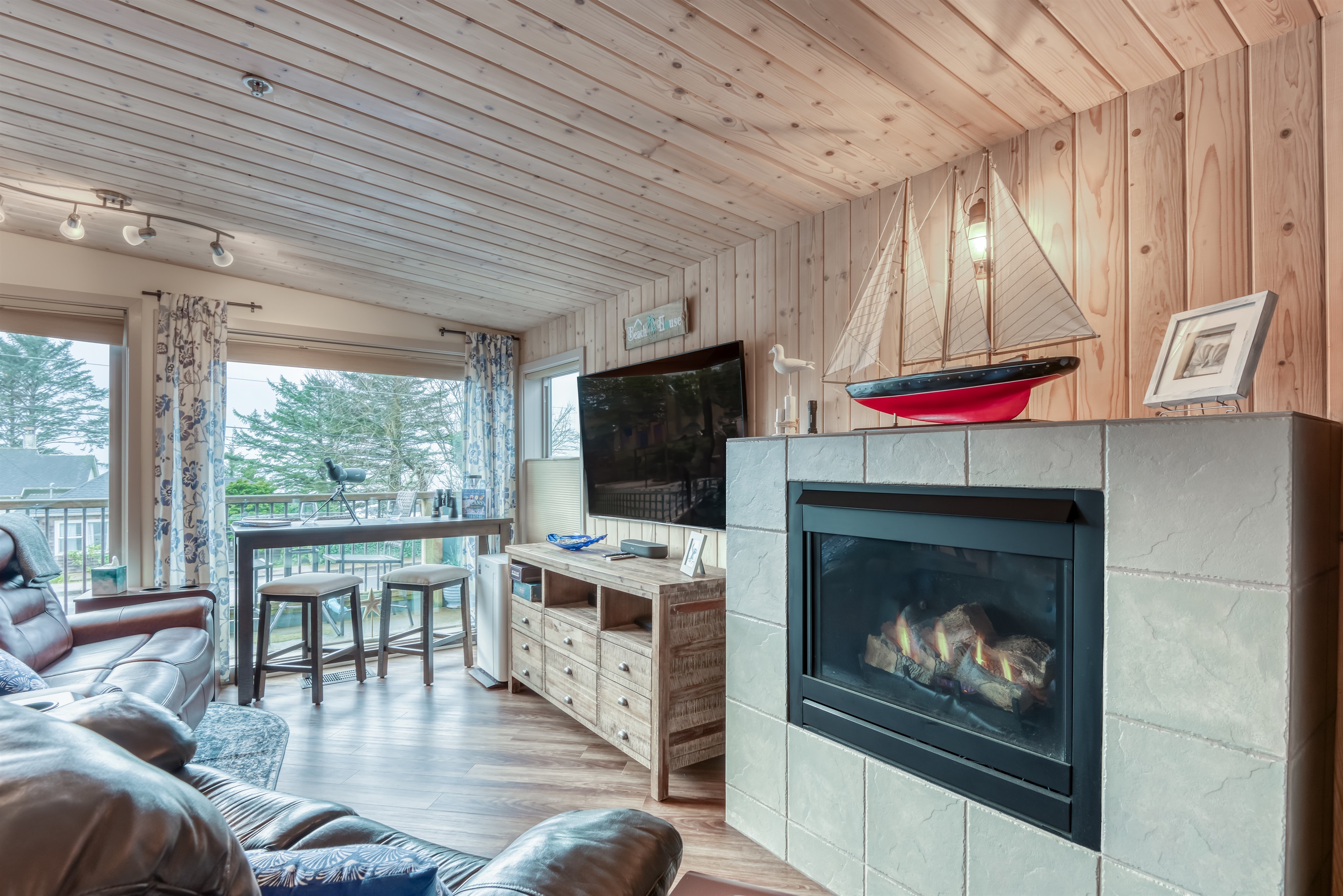 Comfortable Living area with Fireplace and TV