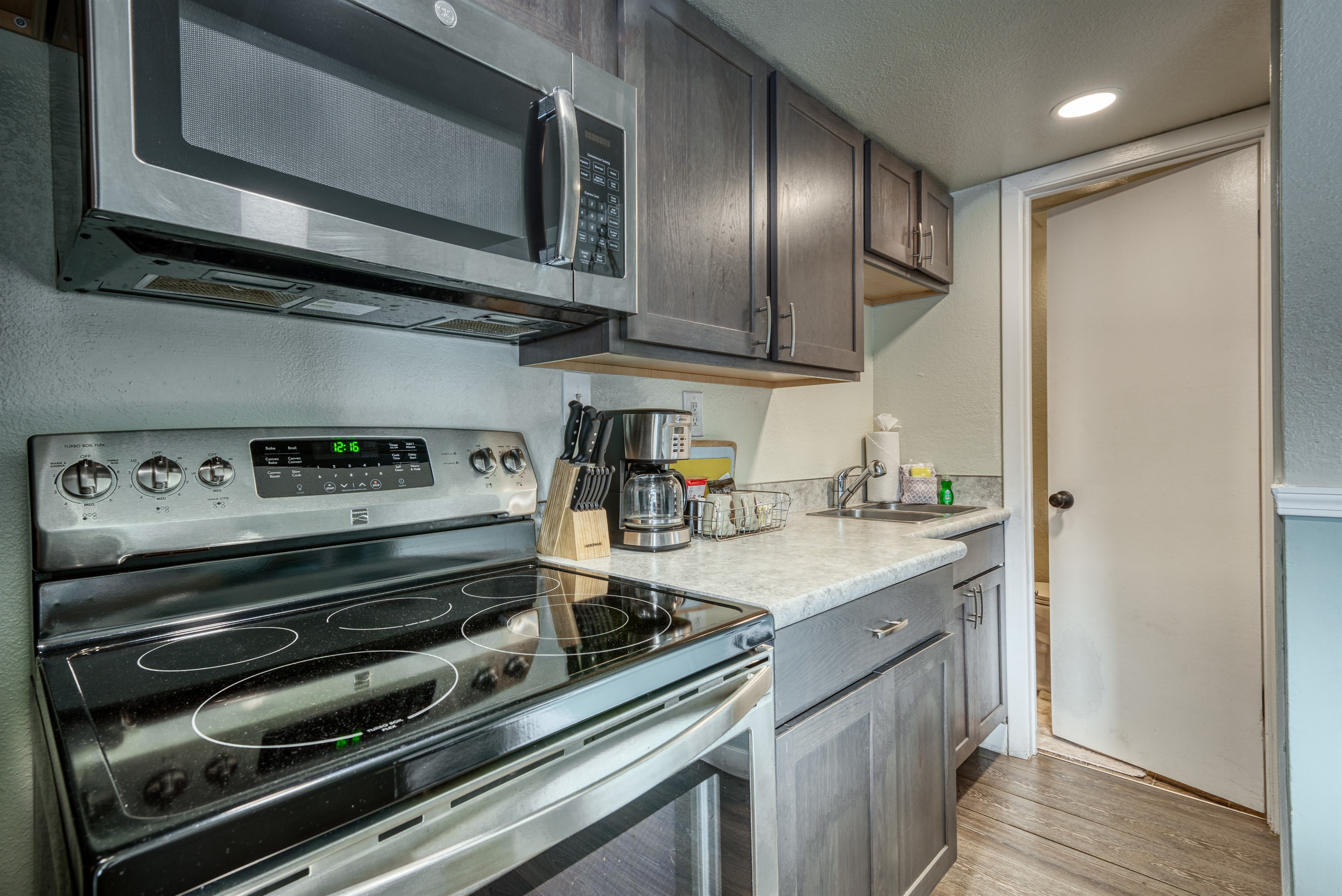 S4 - Kickin Out @ Surf Inn - Tillamook