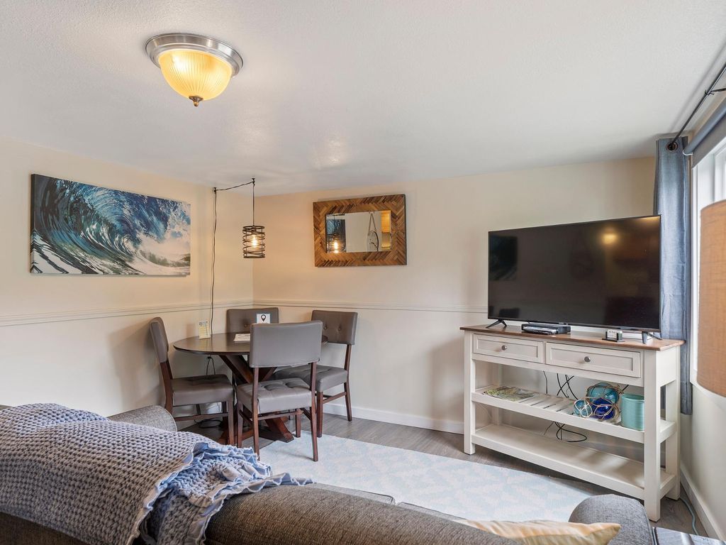 S4 - Kickin Out @ Surf Inn - Tillamook