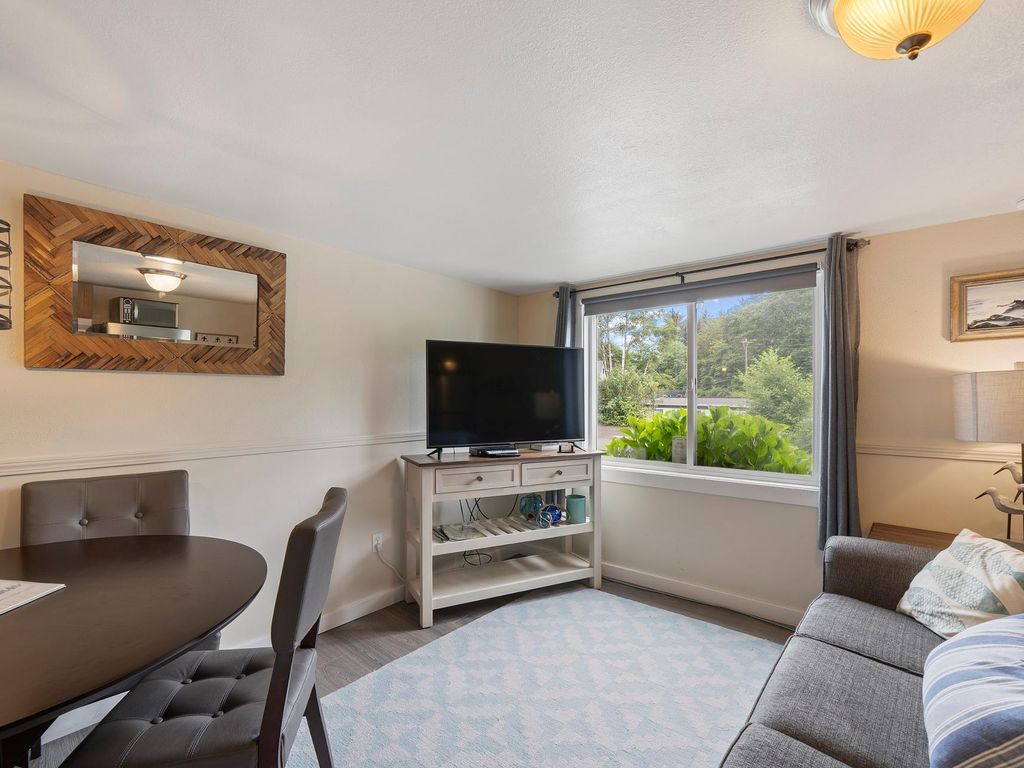 S4 - Kickin Out @ Surf Inn - Tillamook