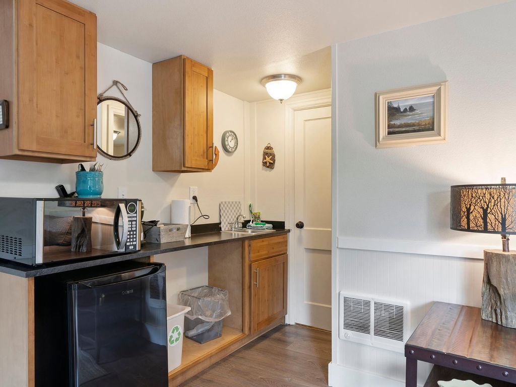 S6 - Hang Ten @ Surf Inn - Tillamook