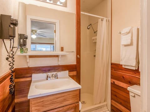 T08 - Schooner @ Trollers Lodge