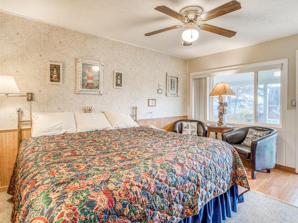 t09-lighthouse-@-trollers-lodge/