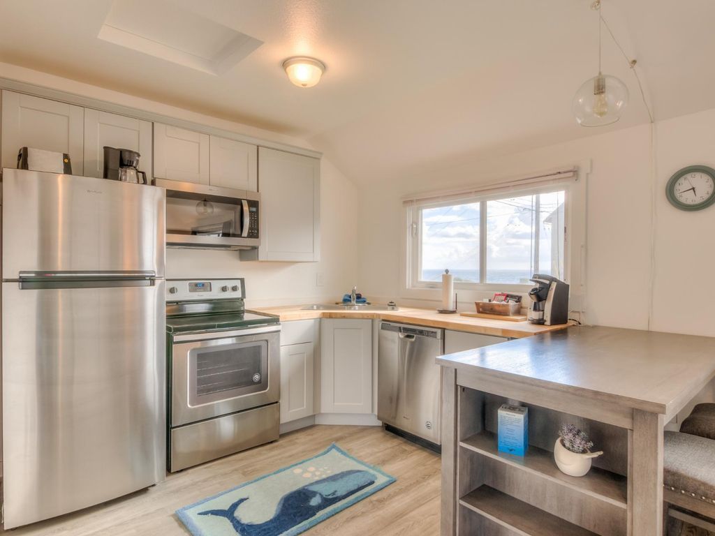 w1-orca-@-whale-inn/