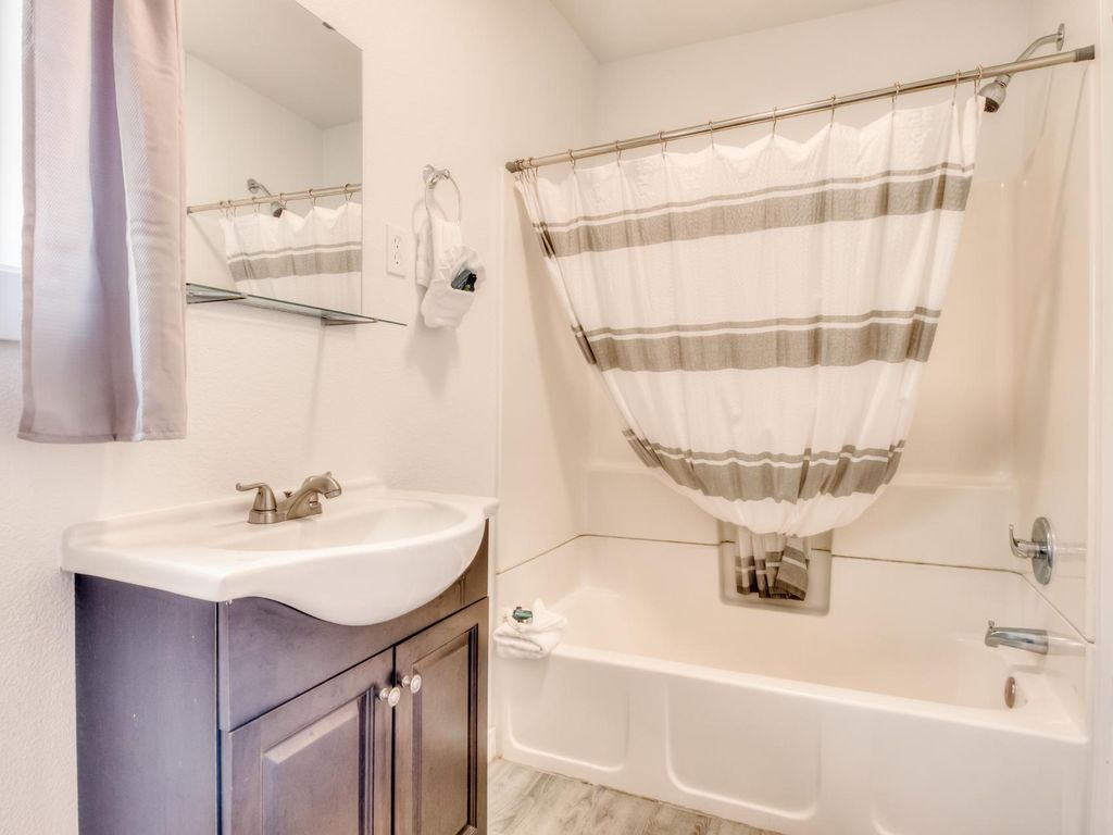 w1-orca-@-whale-inn/