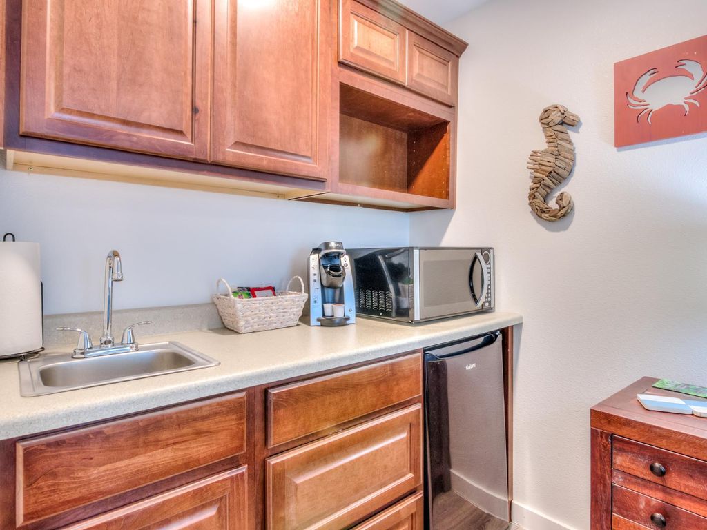 w2-gray-@-whale-inn/