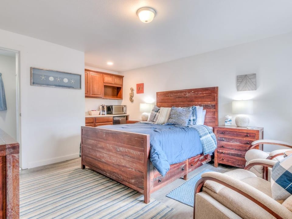 W2 - Gray - Whale Inn - Depoe Bay