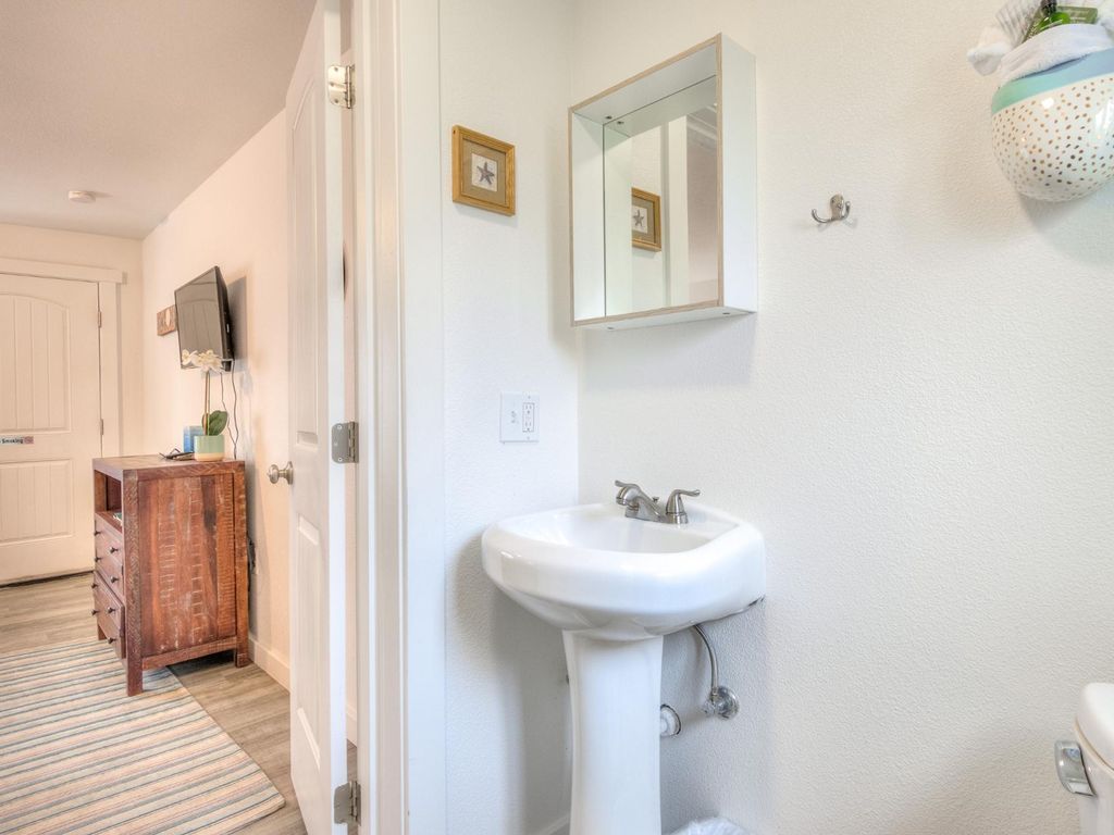 w2-gray-@-whale-inn/