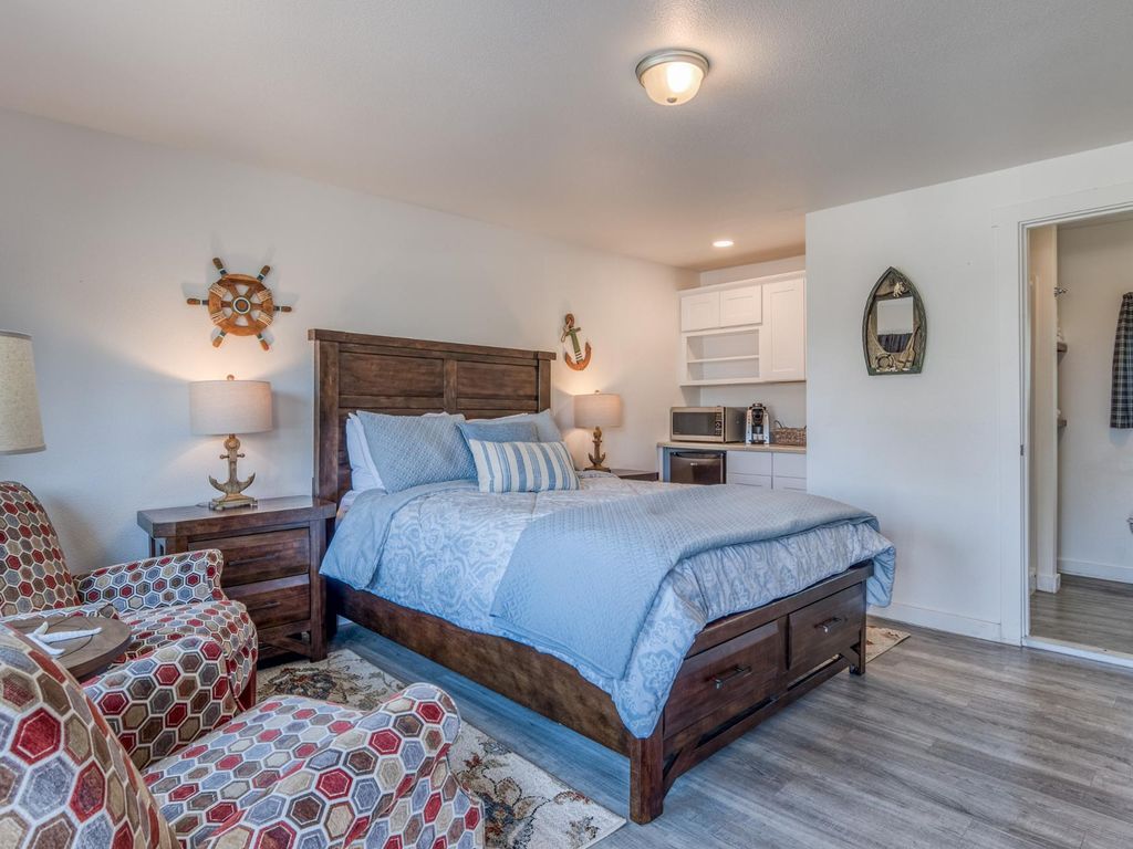 w3-humpback-@-whale-inn/