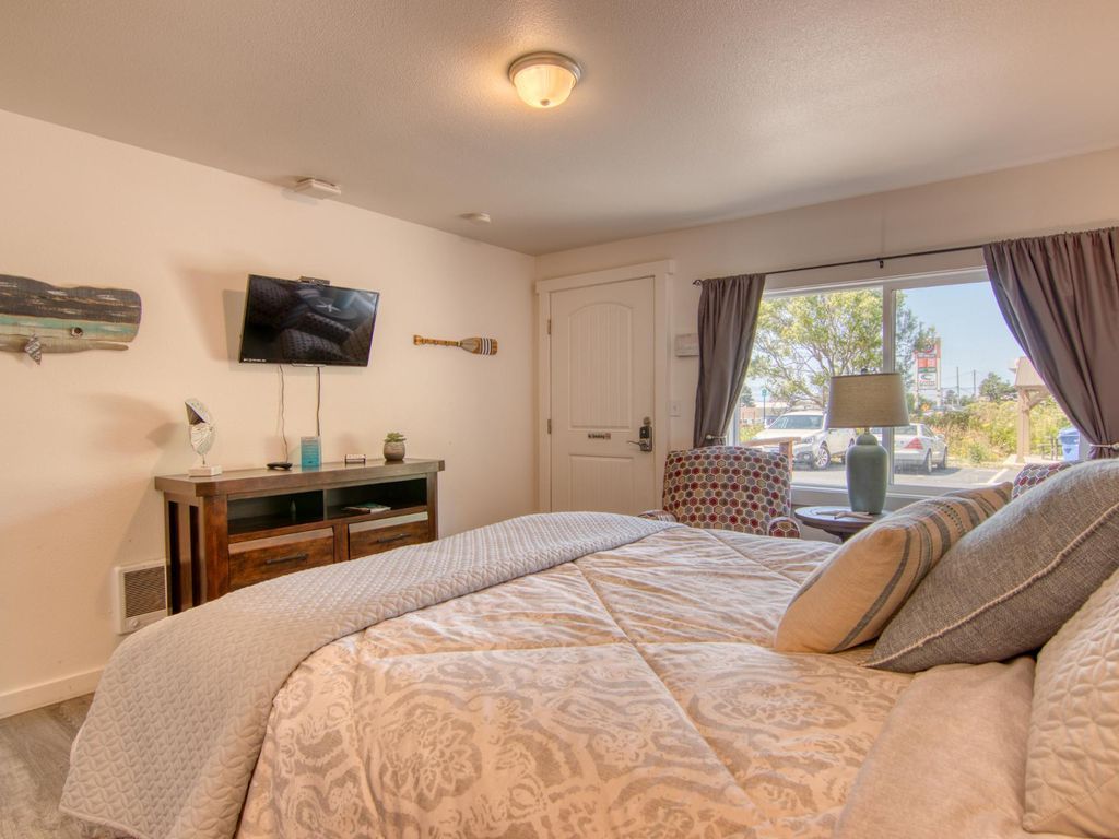 w3-humpback-@-whale-inn/