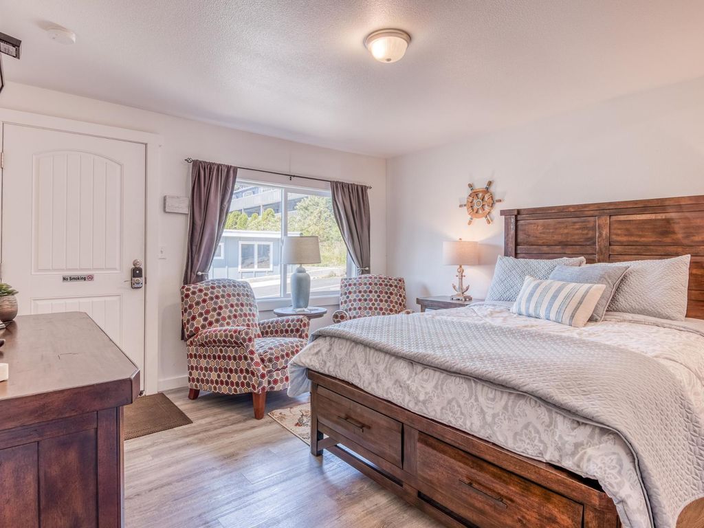 w3-humpback-@-whale-inn/