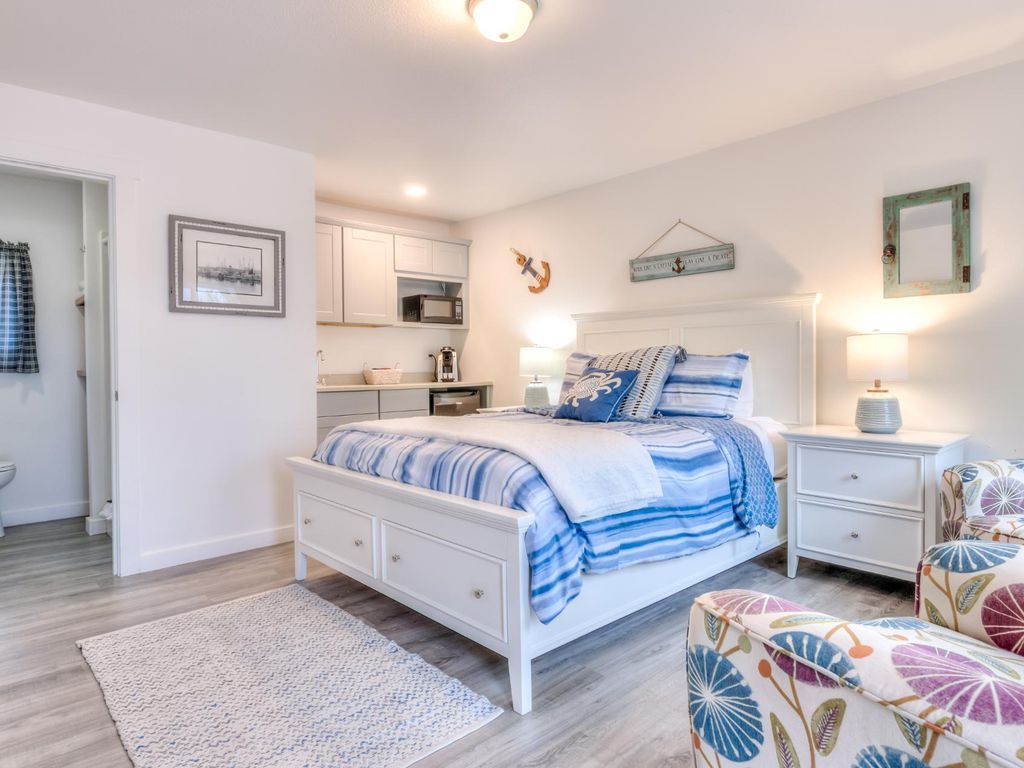 w4-blue-@-whale-inn/