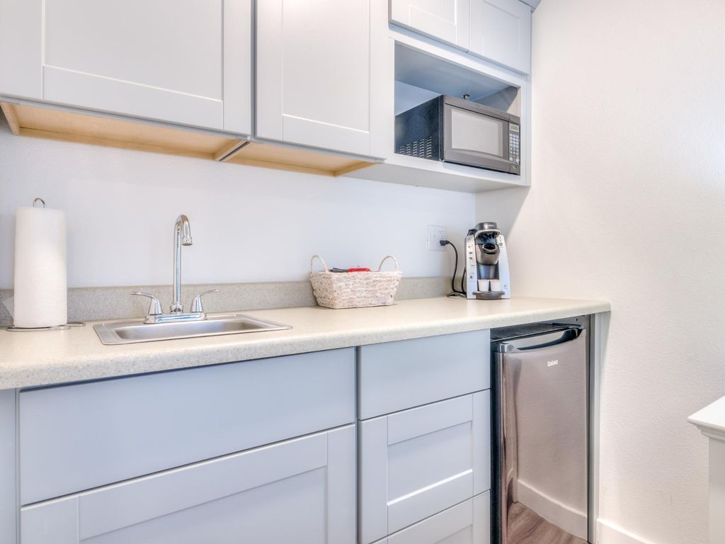 w4-blue-@-whale-inn/