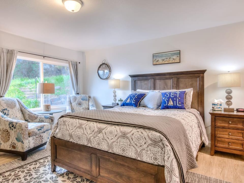 W7 - Minke - Whale Inn - Depoe Bay