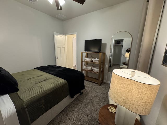 Relaxing Aggie-Friendly Home, 15-mins Kyle Field - College Station