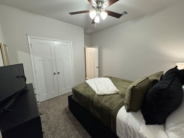Relaxing Aggie-Friendly Home, 15-mins Kyle Field - College Station