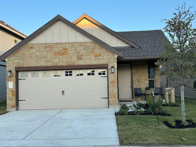 Relaxing Aggie-Friendly Home, 15-mins Kyle Field - College Station